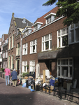 872049 Afbeelding van het grofvuil dat uit het pand Waterstraat 23 in Wijk C te Utrecht op straat gezet is; de ...